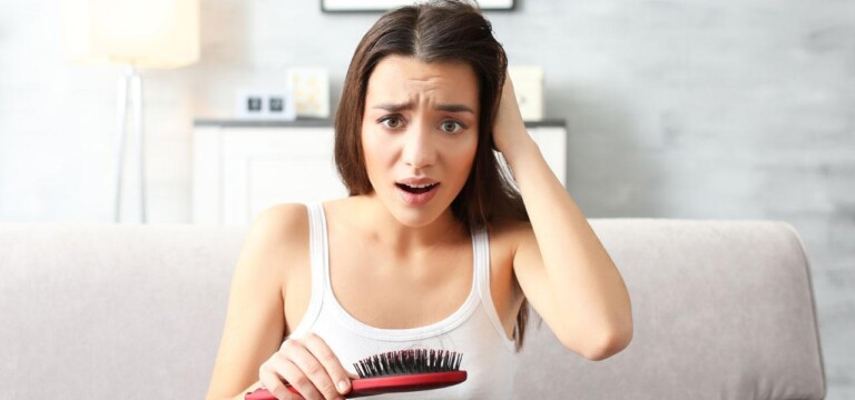 kobieta z problemem wypadania włosów