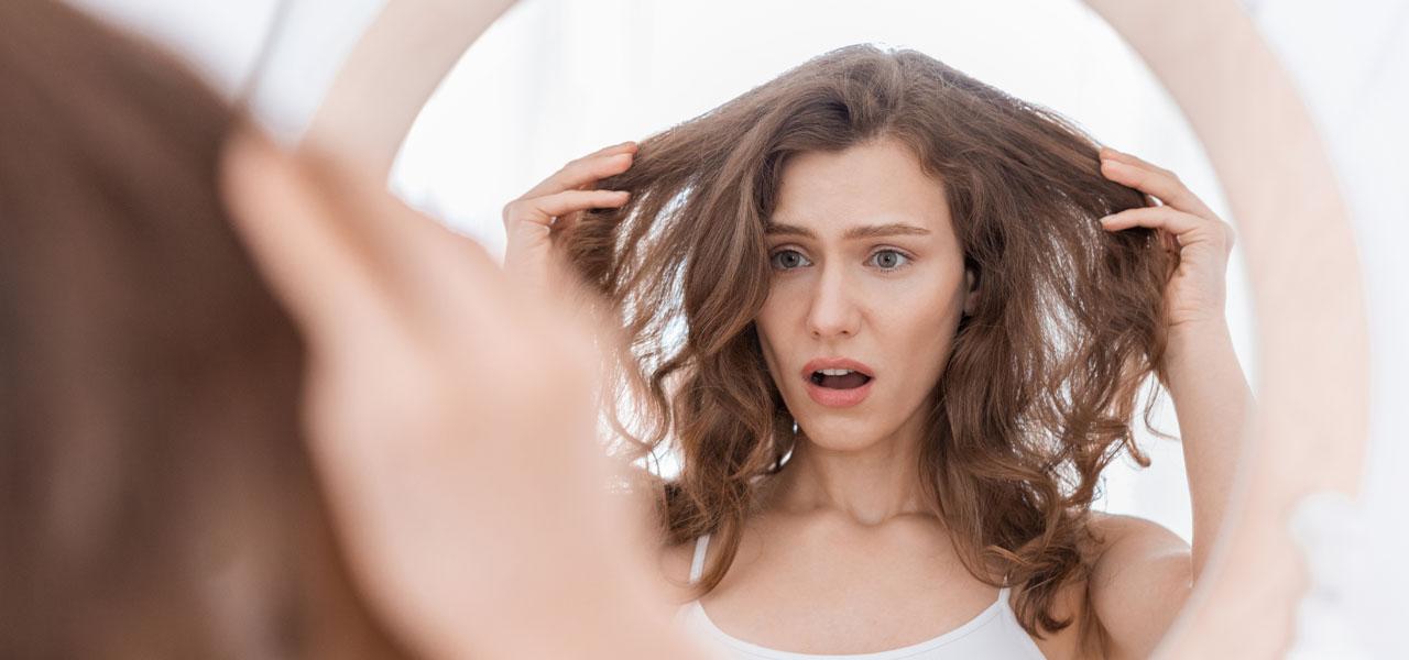 Przetłuszczające się włosy. Przyczyny, polecane zabiegi