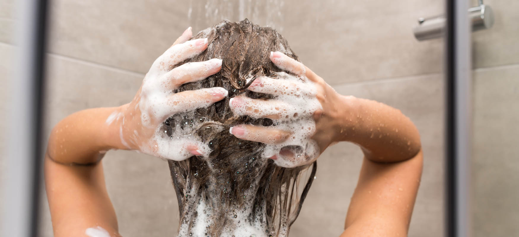 Jak często myć włosy? Wskazówki dotyczące mycia włosów